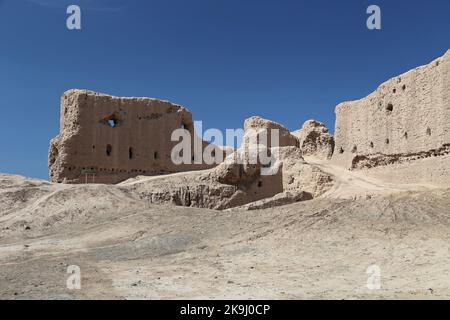 Gyaur Kala, deserto di Kyzylkum, Repubblica autonoma di Karakalpakstan, Uzbekistan, Asia centrale Foto Stock