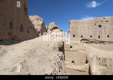 Gyaur Kala, deserto di Kyzylkum, Repubblica autonoma di Karakalpakstan, Uzbekistan, Asia centrale Foto Stock