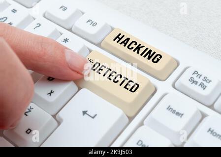 Scrittura con testo Hacking rilevato. Concetto che significa attività che cercano di compromettere gli affari sono esposti astratto Programmatore digitando Antivirus Foto Stock