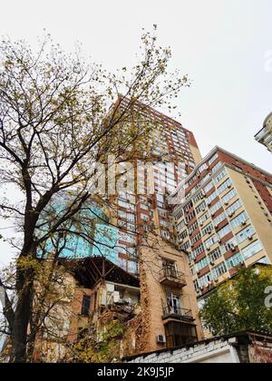KIEV, UCRAINA - 22 ottobre 2022: Casa civile dopo un attacco di droni agli edifici di Kiev. Foto Stock