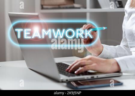 Visualizzazione concettuale lavoro di squadra. La parola scritta sul gruppo s è sforzo collaborativo per realizzare un obiettivo comune Lady in vestito che tiene la penna simbolizzando Foto Stock