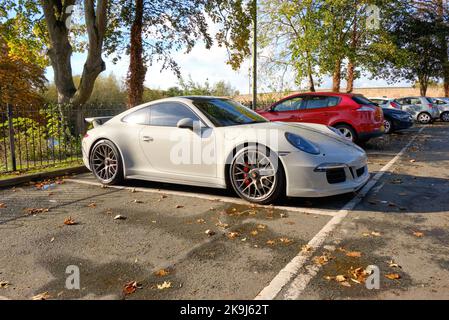 Nuova auto sportiva bianca Porche in un parcheggio Foto Stock