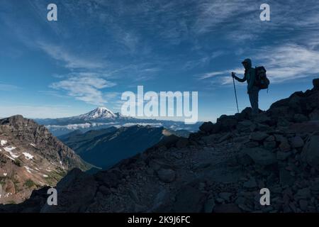 Un escursionista nella natura selvaggia di Goat Rocks che guarda al Monte Rainier, Washington, Stati Uniti Foto Stock