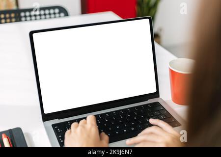 Immagine simulata di una giovane donna aziendale che lavora su un notebook con schermo vuoto Foto Stock