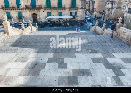 NOTO, ITALIA - 12 AGOSTO 2021: Scalinata della Chiesa di San Francesco d'Assisi, iconico edificio di noto, pittoresca cittadina siciliana Foto Stock