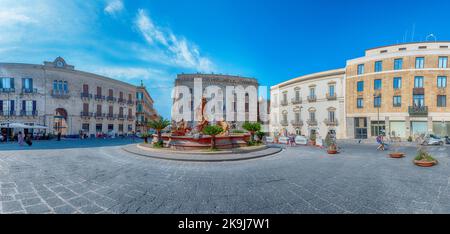 SIRACUSA, ITALIA - 14 AGOSTO 2021: La scenografica Fontana di Diana sull'Isola di Ortigia, centro storico di Siracusa, Sicilia, Italia Foto Stock