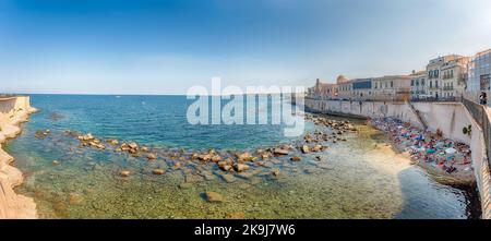 SIRACUSA, ITALIA - 14 AGOSTO 2021: Una giornata di sole sul lungomare di Ortigia, il centro storico di Siracusa, Sicilia, Italia Foto Stock