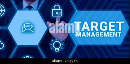 Firma che visualizza Gestione target. Parola per promuovere il coinvolgimento dei clienti nella mano d'affari tenere Un tablet con Power Symbol e Digital Foto Stock