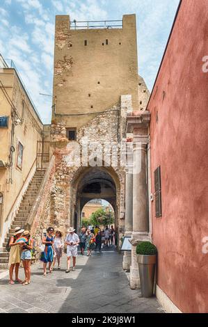 TAORMINA, ITALIA - 11 AGOSTO 2021: Passeggiate per le pittoresche strade di Taormina, Sicilia, Italia Foto Stock