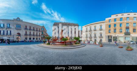 SIRACUSA, ITALIA - 14 AGOSTO 2021: La scenografica Fontana di Diana sull'Isola di Ortigia, centro storico di Siracusa, Sicilia, Italia Foto Stock