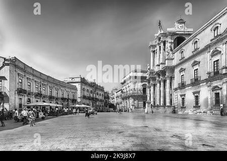 SIRACUSA, ITALIA - 14 AGOSTO 2021: La piazza panoramica del Duomo sull'isola di Ortigia, Siracusa, Sicilia, Italia Foto Stock