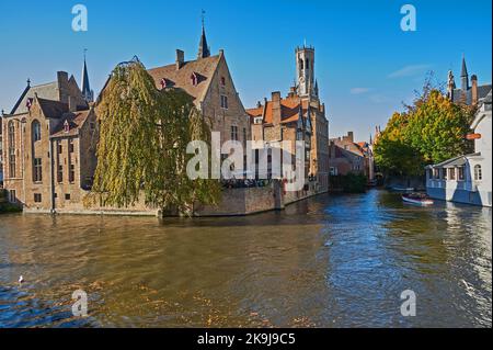 Bruges, Belgio e il Rozenhoedkaai, Rosary Quay, con il campanile di Bruges Foto Stock