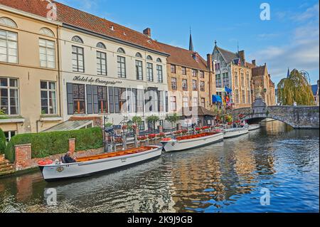 Canale sul canale De Drijver nel centro di Bruges, Belgio, con barche ed edifici che si riflettono nel canale Foto Stock