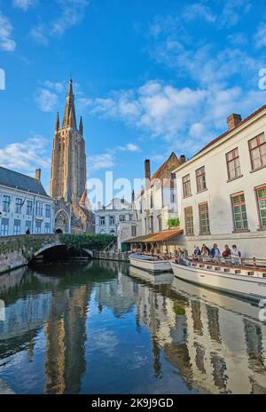 Canale sul canale De Drijver nel centro di Bruges, Belgio, con barche ed edifici che si riflettono nel canale Foto Stock