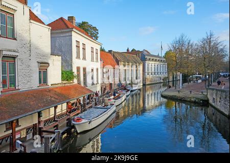 Canale sul canale De Drijver nel centro di Bruges, Belgio, con barche ed edifici che si riflettono nel canale Foto Stock