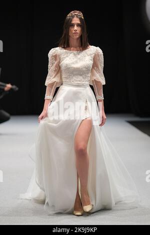 Madrid, Spagna. 28th Ott 2022. La modella cammina lungo la pista alla sfilata di moda Maria Salas durante la settimana della moda di Madrid 1001 Bodas (Weddings) all'Ifema di Madrid. Credit: SOPA Images Limited/Alamy Live News Foto Stock