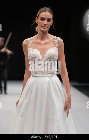 Madrid, Spagna. 28th Ott 2022. La modella cammina lungo la pista alla sfilata di moda Maria Salas durante la settimana della moda di Madrid 1001 Bodas (Weddings) all'Ifema di Madrid. Credit: SOPA Images Limited/Alamy Live News Foto Stock