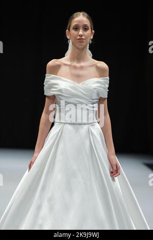 Madrid, Spagna. 28th Ott 2022. La modella cammina lungo la pista alla sfilata di moda Vertize Gala durante la settimana della moda di Madrid 1001 Bodas (Weddings) all'Ifema di Madrid. Credit: SOPA Images Limited/Alamy Live News Foto Stock