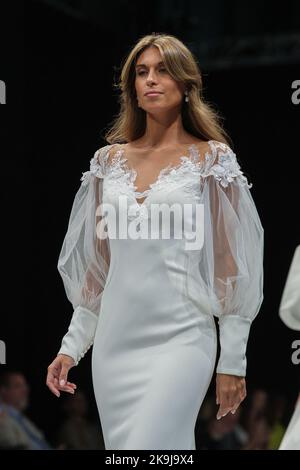 Madrid, Spagna. 28th Ott 2022. La modella cammina lungo la pista alla sfilata di moda Vertize Gala durante la settimana della moda di Madrid 1001 Bodas (Weddings) all'Ifema di Madrid. Credit: SOPA Images Limited/Alamy Live News Foto Stock