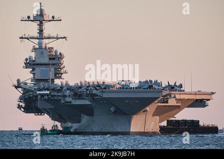 Halifax, Nuova Scozia, Canada. Ottobre 28th, 2022. La USS Gerald R. Ford della Marina degli Stati Uniti nel porto di Halifax come parte del suo primo schieramento per una visita di fine settimana alle loro controparti canadesi. La USS Gerald R. Ford è la nave principale della sua classe di portaerei della Marina degli Stati Uniti, e si unisce ad altre navi da guerra della NATO a Halifax. Credit: Meanderingemu/Alamy Live News Foto Stock