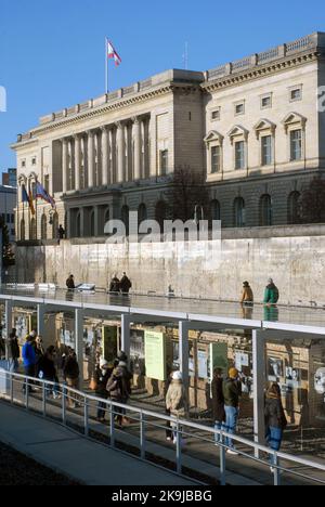 I turisti si riuniscono presso il Museo della Topografia del terrore all'aperto, sito dell'ex quartier generale nazista di Gestapo a Berlino, in Germania. Foto Stock