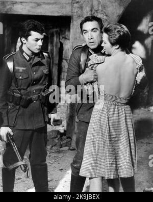 James Darren, Anthony Quinn, mia Scala, on-set of the Film, 'The Guns of Navarone', Columbia Pictures, 1961 Foto Stock