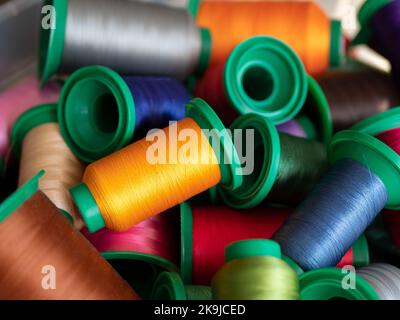 Fili da cucire colorati, fuoco selettivo. Spole di filo multicolore per macchine da cucire e da ricamo Foto Stock