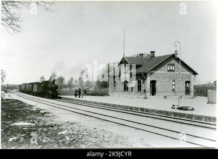 La stazione costruita nel 1865 dalla stazione CHJ è stata aperta come stazione di arresto con cabina di guardia di binario, che rimane ancora come residenza privata nel 1991. Una casa stazione è stata eretta nel 1904, ampliata nel 1916, e vi rimarrà anche nel 1991. La fine del traffico passeggeri termina il 1 giugno 1975. Case di stazione a un piano e mezzo a Tegel CHJ, Kristianstad - Hässleholms Railway Foto Stock