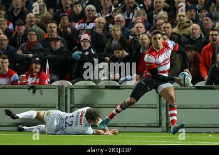 Santi Carreras di Gloucester Rugby evade la sfida di Ian Whitten dei capi di Exeter durante la partita della Gallagher Premiership Gloucester Rugby vs Exeter Chiefs al Kingsholm Stadium , Gloucester, Regno Unito, 28th ottobre 2022 (Foto di Nick Browning/News Images) Foto Stock