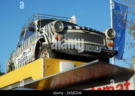 Trabi World, Zimmerstrasse, Mitte, Berlino, Germania. Foto Stock