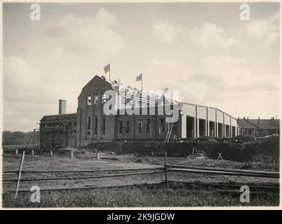 La nuova officina di riparazione la vecchia è stata distrutta da un incendio nel 1922. Stazione costruita nel 1873. Casa stazione di nuova costruzione, due piani in mattoni, la prima stazione edificio a un piano in legno. Nuova casa stazione 1897. Godsmasinet bruciato nel 1902, sostituito con un nuovo 1903. Nuova locomotiva nel 1898. Nel 1874 è stata costruita un'officina ferroviaria con mezzo legno e mattoni. Questo ha bruciato 1922. Nuova officina costruita nel 1916 - 1923. Foto Stock