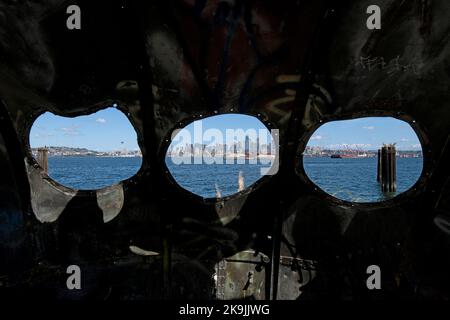 Vista del centro di Seattle attraverso il porthole della vecchia nave. Foto Stock