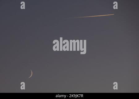 Istanbul, Turchia. 28th Ott 2022. La luna di mezzaluna e un aereo sono visti nel cielo dopo il tramonto a Istanbul. (Foto di Onur Dogman/SOPA Images/Sipa USA) Credit: Sipa USA/Alamy Live News Foto Stock