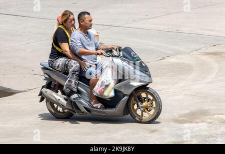 SAMUT PRAKAN, THAILANDIA, ottobre 04 2022, la coppia cavalca in moto per strada. Foto Stock