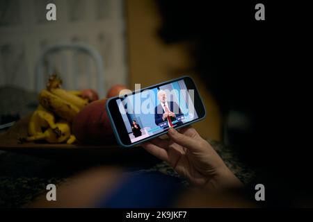 San Paolo, Brasile. 28th Ott 2022. Una donna guarda l'ex presidente e candidato Luiz Inacio Lula da Silva durante un dibattito con Jair Messias Bolsonaro, presidente e candidato alla rielezione, a Sao Paulo, Brasile, 28 ottobre 2022. Il dibattito è tenuto da Globo TV alla vigilia del secondo turno delle elezioni per il presidente in Brasile che si terrà il 30th ottobre. (Foto di Igor do vale/Sipa USA) Credit: Sipa USA/Alamy Live News Foto Stock