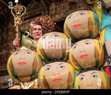 Globe Theatre, Londra, Regno Unito, 28th ottobre 2022. Andrew Logan. I partecipanti esibiscono le loro bellissime creazioni e i loro costumi a tema in tre categorie durante lo spettacolare e volutamente caotico concorso alternative Miss World. Per festeggiare il 50th° anno dalla creazione di Andrew Logan nel 1972, il tema di quest'anno è 'Gold'. Logan ospita l'evento sold out con Jarvis Cocker, nella giuria ci sono il designer Zandra Rhodes, l'artista Grayson Perry, Sara Kestelman, Pam Hogg, Tim Yip e altri. Il vincitore finale è 'Miss Golden Girl', incoronata e celebrata sul palco da tutti alla fine Foto Stock