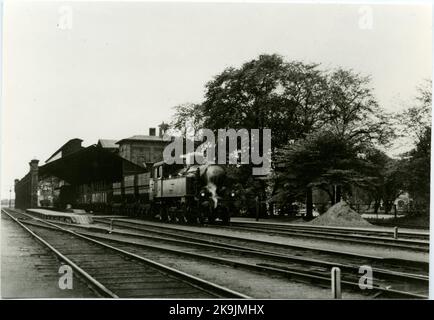 LOHJ 23.Stationshuset costruito nel 1865 dall'architetto di L & HJ Stationshuset: C Adelsköld. Stazione della classe 1st. La stazione aveva una pista nel 1865 a circa 1940. Con contrassegno K 1986. Casa stazione a due piani in mattoni. Nel 1942, i locali sono stati invertiti e modernizzati. Ingranaggi elettrici. Foto Stock