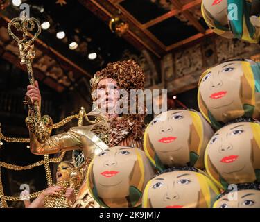 Globe Theatre, Londra, Regno Unito, 28th ottobre 2022. Andrew Logan. I partecipanti esibiscono le loro bellissime creazioni e i loro costumi a tema in tre categorie durante lo spettacolare e volutamente caotico concorso alternative Miss World. Per festeggiare il 50th° anno dalla creazione di Andrew Logan nel 1972, il tema di quest'anno è 'Gold'. Logan ospita l'evento sold out con Jarvis Cocker, nella giuria ci sono il designer Zandra Rhodes, l'artista Grayson Perry, Sara Kestelman, Pam Hogg, Tim Yip e altri. Il vincitore finale è 'Miss Golden Girl', incoronata e celebrata sul palco da tutti alla fine Foto Stock