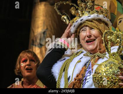 Globe Theatre, Londra, Regno Unito. 28th Ott 2022. I partecipanti esibiscono le loro bellissime creazioni e i loro costumi a tema in tre categorie durante lo spettacolare e volutamente caotico concorso alternative Miss World. Per festeggiare il 50th° anno dalla creazione di Andrew Logan nel 1972, il tema di quest'anno è 'Gold'. Logan ospita l'evento sold out con Jarvis Cocker, nella giuria ci sono il designer Zandra Rhodes, l'artista Grayson Perry, Sara Kestelman, Pam Hogg, Tim Yip e altri. Il vincitore finale è 'Miss Golden Girl', incoronata e celebrata sul palco da tutti alla fine. Credit: Imageplotter/Alamy Live News Foto Stock