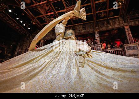 Globe Theatre, Londra, Regno Unito. 28th Ott 2022. I partecipanti esibiscono le loro bellissime creazioni e i loro costumi a tema in tre categorie durante lo spettacolare e volutamente caotico concorso alternative Miss World. Per festeggiare il 50th° anno dalla creazione di Andrew Logan nel 1972, il tema di quest'anno è 'Gold'. Logan ospita l'evento sold out con Jarvis Cocker, nella giuria ci sono il designer Zandra Rhodes, l'artista Grayson Perry, Sara Kestelman, Pam Hogg, Tim Yip e altri. Il vincitore finale è 'Miss Golden Girl', incoronata e celebrata sul palco da tutti alla fine. Credit: Imageplotter/Alamy Live News Foto Stock