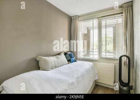 Piccola camera da letto della casa vicino alla finestra Foto stock - Alamy