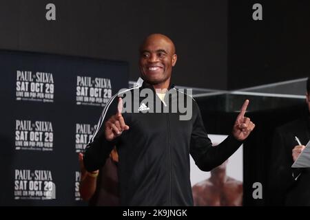 GLENDALE, AZ - 28 OTTOBRE: Boxer Anderson Silva scala durante l'evento ufficiale Weigh-Ins per Jake Paul vs Anderson Silva Showtime PPV all'Arena Desert Diamond il 28 ottobre 2022 a Glendale, AZ, Stati Uniti.(Photo by Alejandro Salazar/PxImages) Credit: PX Images/Alamy Live News Foto Stock