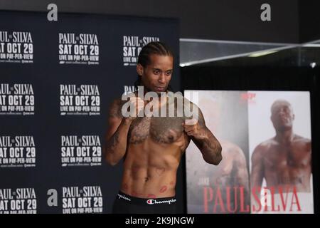 GLENDALE, AZ - 28 OTTOBRE: Boxer Braulio Rodriguez si mette sulla scala durante la Weigh-Ins ufficiale per la Jake Paul vs Anderson Silva Showtime PPV evento al Desert Diamond Arena il 28 ottobre 2022 a Glendale, AZ, Stati Uniti.(Photo by Alejandro Salazar/PxImages) Credit: PX Images/Alamy Live News Foto Stock