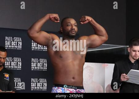 GLENDALE, AZ - 28 OTTOBRE: Boxer Jeremiah Milton scala durante la Weigh-Ins ufficiale per il Jake Paul vs Anderson Silva Showtime PPV evento al Desert Diamond Arena il 28 ottobre 2022 a Glendale, AZ, Stati Uniti.(Photo by Alejandro Salazar/PxImages) Credit: PX Images/Alamy Live News Foto Stock