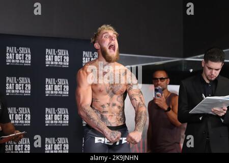 GLENDALE, AZ - 28 OTTOBRE: Boxer Jake Paul scala durante l'evento ufficiale Weigh-Ins per Jake Paul vs Anderson Silva Showtime PPV all'Arena Desert Diamond il 28 ottobre 2022 a Glendale, AZ, Stati Uniti.(Photo by Alejandro Salazar/PxImages) Credit: PX Images/Alamy Live News Foto Stock