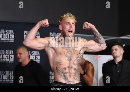 GLENDALE, AZ - 28 OTTOBRE: Boxer Jake Paul scala durante l'evento ufficiale Weigh-Ins per Jake Paul vs Anderson Silva Showtime PPV all'Arena Desert Diamond il 28 ottobre 2022 a Glendale, AZ, Stati Uniti.(Photo by Alejandro Salazar/PxImages) Credit: PX Images/Alamy Live News Foto Stock