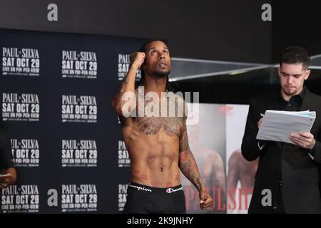 GLENDALE, AZ - 28 OTTOBRE: Boxer Braulio Rodriguez si mette sulla scala durante la Weigh-Ins ufficiale per la Jake Paul vs Anderson Silva Showtime PPV evento al Desert Diamond Arena il 28 ottobre 2022 a Glendale, AZ, Stati Uniti.(Photo by Alejandro Salazar/PxImages) Credit: PX Images/Alamy Live News Foto Stock