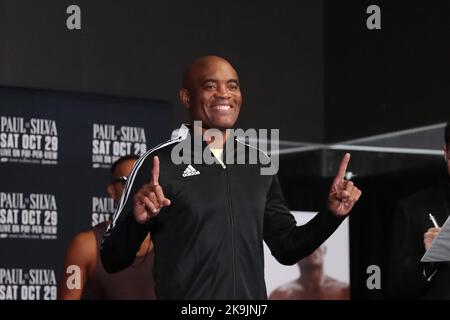 GLENDALE, AZ - 28 OTTOBRE: Boxer Anderson Silva scala durante l'evento ufficiale Weigh-Ins per Jake Paul vs Anderson Silva Showtime PPV all'Arena Desert Diamond il 28 ottobre 2022 a Glendale, AZ, Stati Uniti.(Photo by Alejandro Salazar/PxImages) Credit: PX Images/Alamy Live News Foto Stock