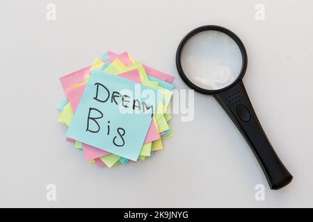 Dream Big scritto a mano su una nota appiccicosa. Concetto di ricerca per grandi sogni o slogan motivazionale Foto Stock