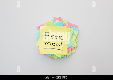 Parola scritta a mano per il pasto gratuito su un foglietto adesivo Foto Stock